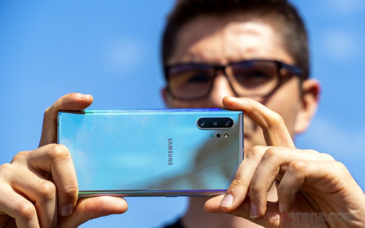 Le Samsung Galaxy Note10 + dans pour examen, plus des échantillons d'appareil photo