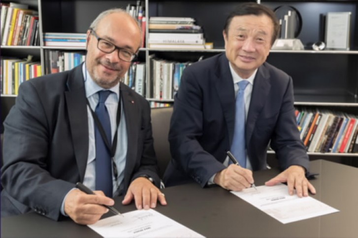 en Zhengfei, PDG de Huawei (à droite) et Dr. Andreas Kaufmann de Leica Camera AG (à gauche)
