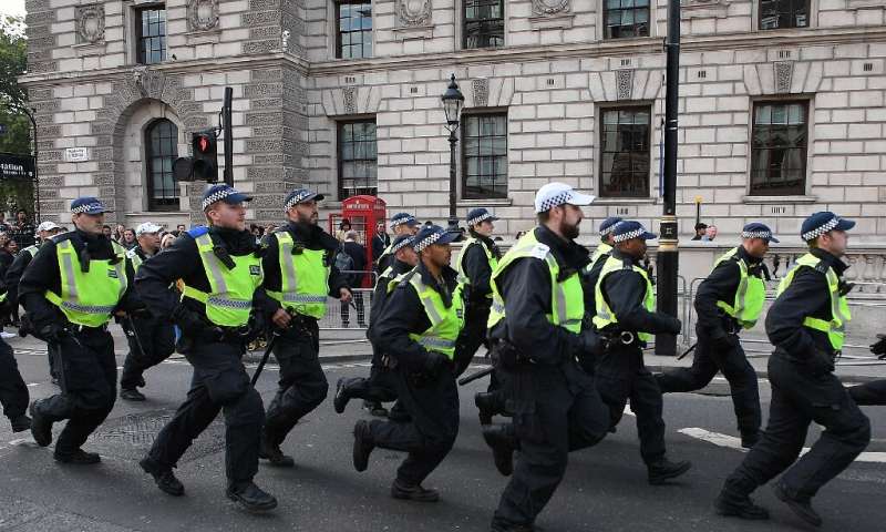 La police métropolitaine de Londres a déclaré que l'initiative fournirait des séquences Facebook de la formation dispensée par son unité de commandement des avant-bras