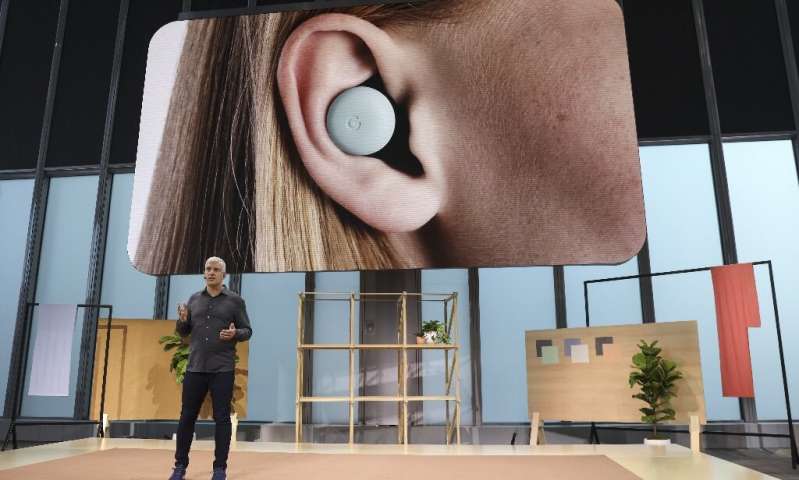 Rick Osterloh, vice-président des appareils et services chez Google, discute des nouvelles oreillettes Pixel Buds lors d’un événement de lancement le 