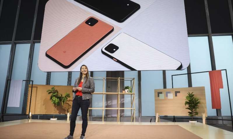 Sabrina Ellis, vice-présidente de la gestion des produits Google, présente le nouveau smartphone Google Pixel 4 lors du lancement de Google 