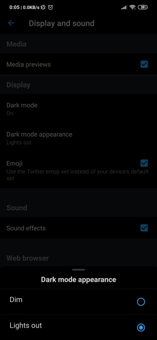 L'option d'activation de l'extinction de la lumière est cachée dans «Apparence en mode sombre».