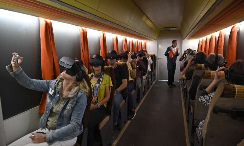 Les reporters se familiarisent avec les visites de Timeride avec des lunettes de protection VR - en choisissant parmi un trio de personnages 
