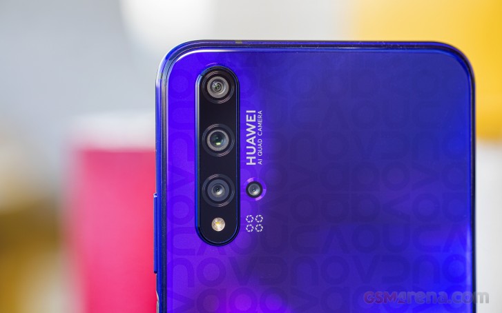 Huawei nova 5T dans pour examen