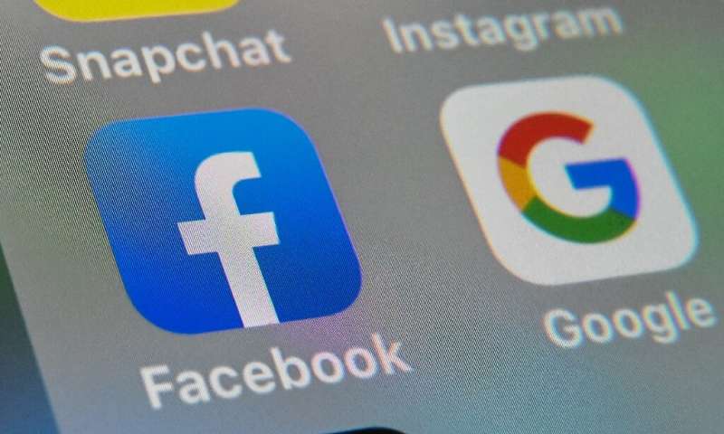 Selon Amnesty International, les personnes qui utilisent des services en ligne dominants tels que Google et Facebook sont soumises à des 