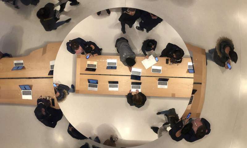 La saison des fêtes d'Apple dépasse les prévisions alors que l'iPhone rebondit