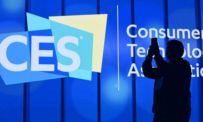 Un participant photographie un panneau à côté du logo du CES avant la première allocution d'ouverture au 2020 Consumer Electronics Show à