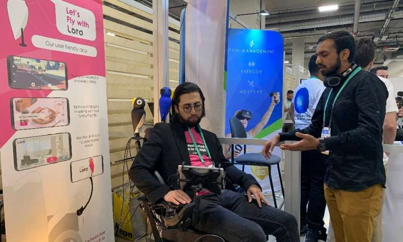 David Hojah (L), cofondateur et PDG de Loro, montre l'assistant robot pour les personnes en fauteuil roulant au 2020 Consumer Electronics 