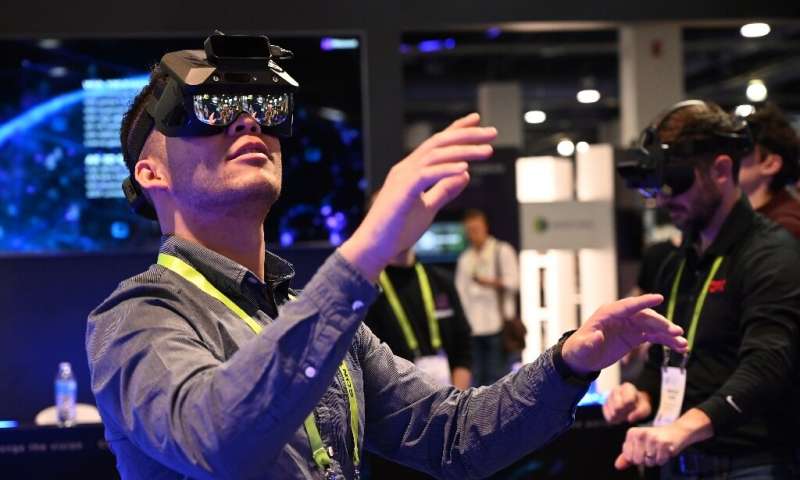 De nouveaux produits utilisant la réalité augmentée et virtuelle, tels que ces lunettes AR vues au Consumer Electronics Show 2019, sont