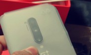 OnePlus 8 Pro pose pour la caméra