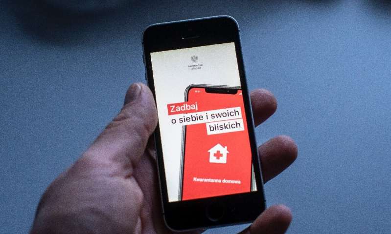 L'icône d'une application spéciale pour les personnes en quarantaine de coronavirus est vue sur un smartphone à Varsovie, Pologne