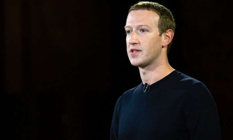 Le fondateur de Facebook, Mark Zuckerberg, a tenu fermement une politique de non-communication sur la désinformation politique, déclarant 