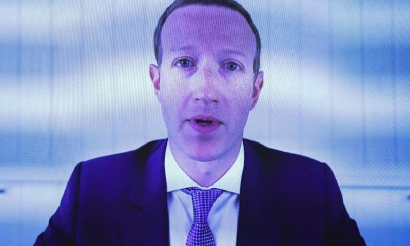 Les revenus publicitaires sont désormais massivement captés par Facebook, dont le PDG Mark Zuckerberg a témoigné cette semaine aux États-Unis.