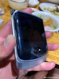 Motorola RAZR 5G dans la main