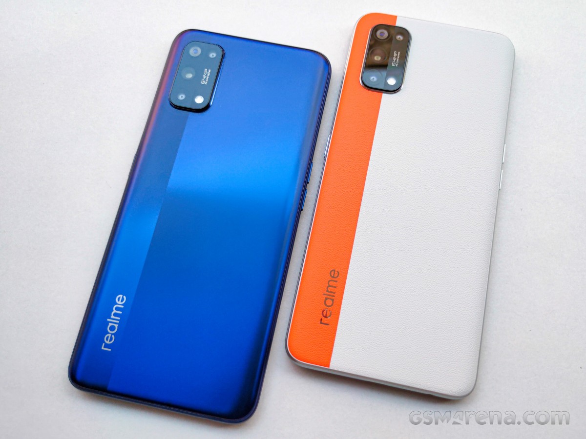 Variante Realme 7 Pro Mirror Blue (à gauche) avec Realme 7 Pro SE (à droite)