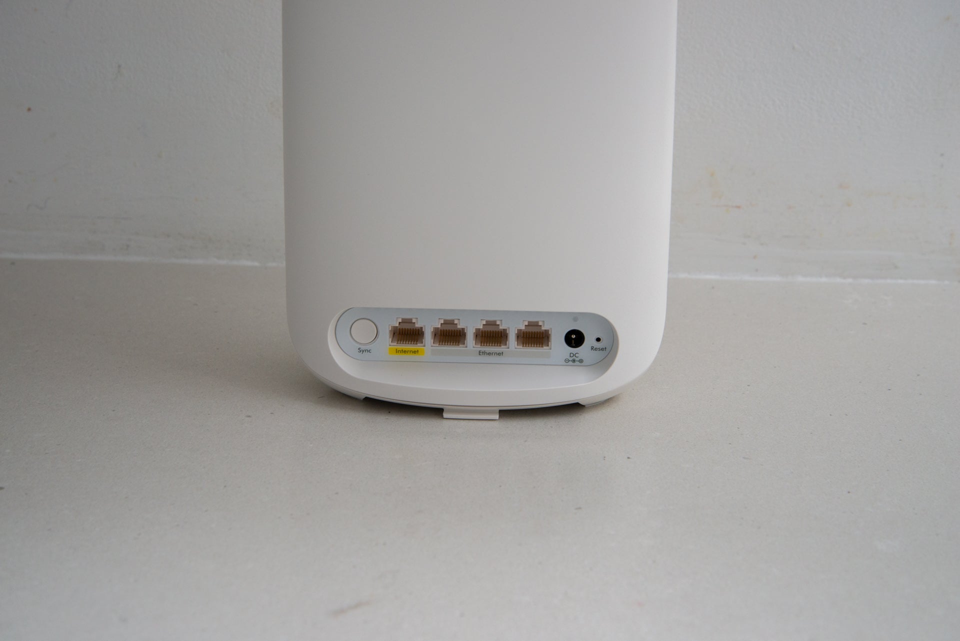 Ports du routeur Netgear Orbi WiFi 6 Dual-Band Mesh System (RBK353)