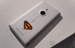 Nokia Lumia 925 Man of Steel édition limitée (disponible uniquement en Chine, 925 unités fabriquées)