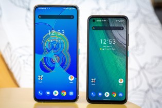 Asus Zenfone 8 Flip à côté du petit Zenfone 8