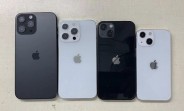 Quatre mannequins iPhone 13 posent pour une photo