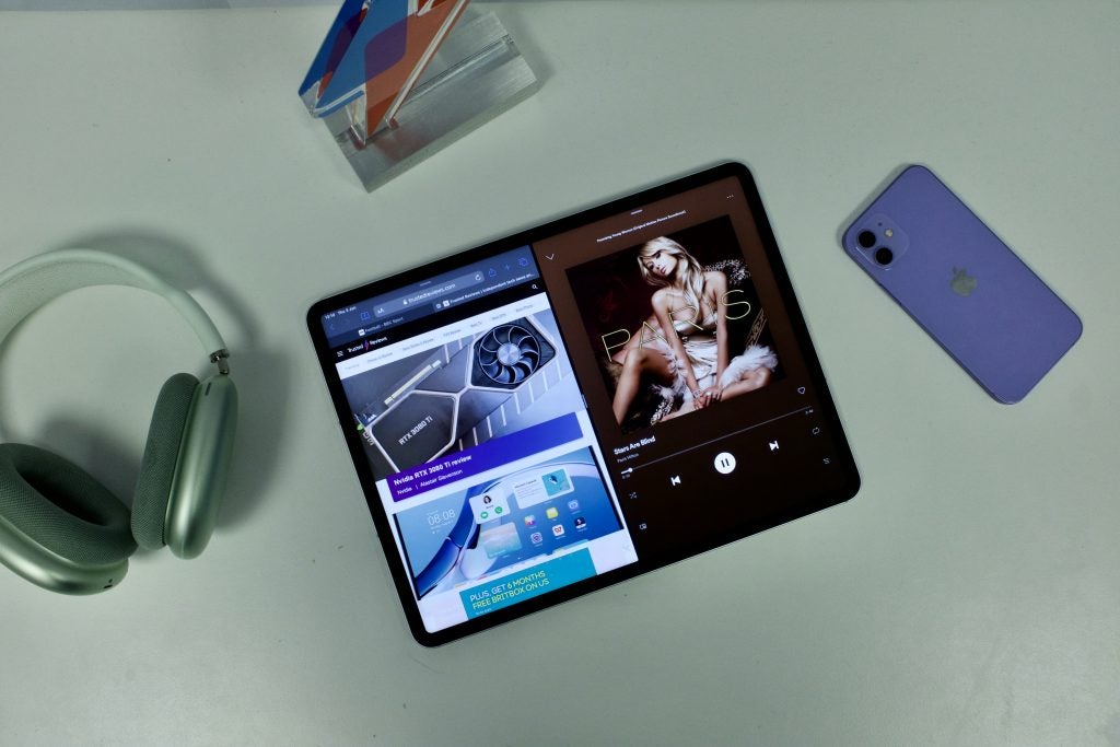 iPad Pro 2021 montrant le navigateur Safari et Spotify