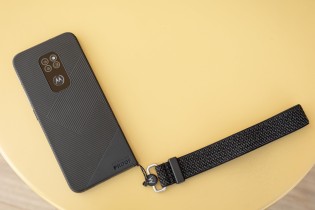Motorola Defy (2021) a un œillet de longe