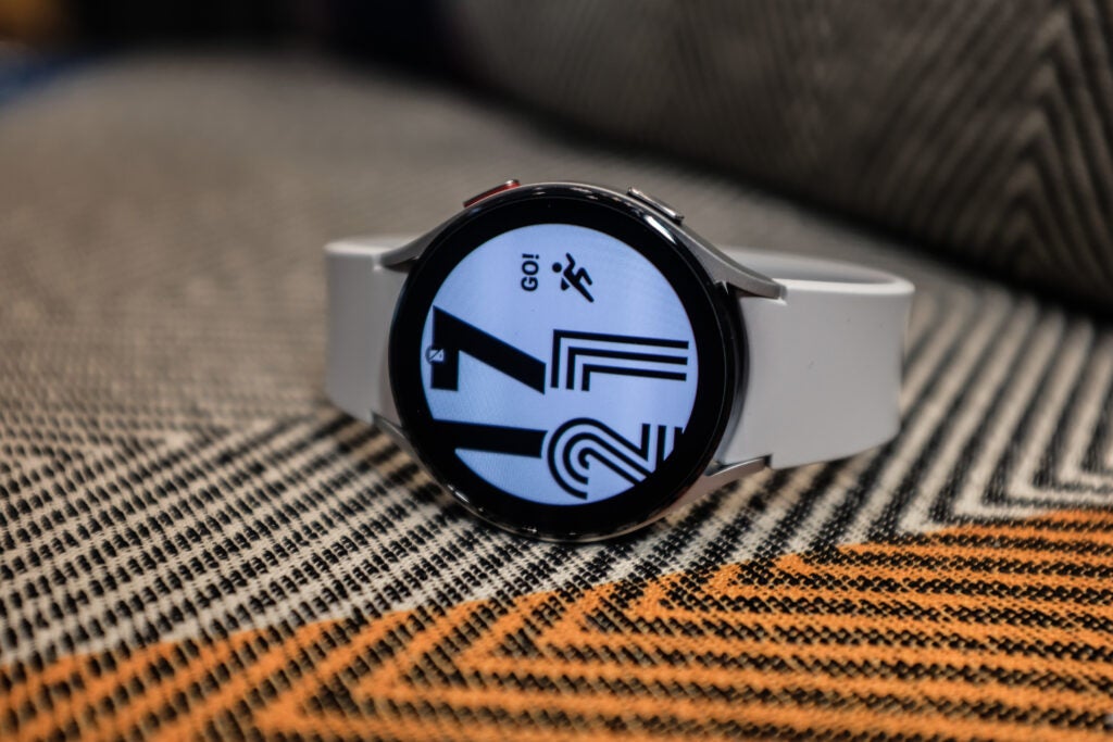 Galaxy Watch 4 avec bracelet blanc à l'avant