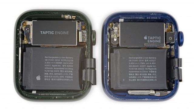 Apple Watch Series 7 à gauche à côté d'une Apple Watch Series 6 (image : iFixit)