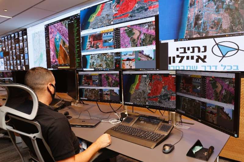 Un contrôleur de la circulation aérienne surveille les écrans du centre de contrôle aérien des drones dans la ville côtière israélienne de Tel Aviv