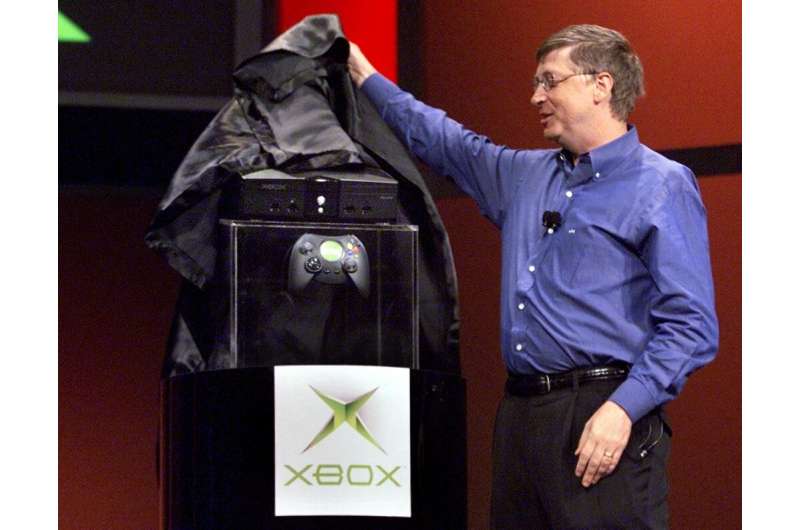 Bill Gates dévoilant la Xbox en 2001. Halo, le premier titre de la console, a contribué à stimuler les ventes
