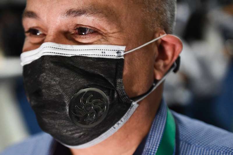 Eric Fouchard fait la démonstration du kit de ventilation du masque Aeronest