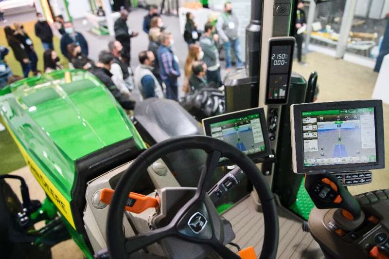 Le tracteur autonome de John Deere, qui sera disponible plus tard cette année, peut être actionné par un smartphone d'un simple glissement