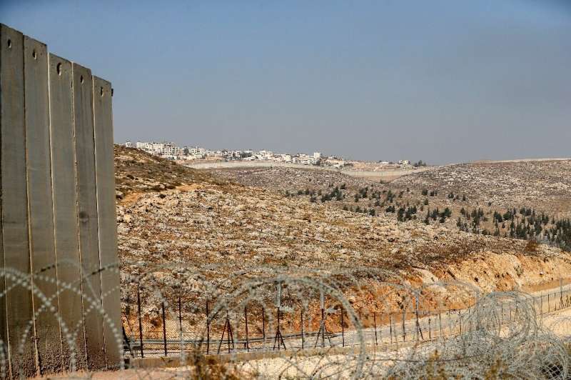En partie constituée d'imposantes dalles de béton et en partie d'une clôture, la barrière serpente maintenant sur plus de 500 kilomètres (310 miles) le long de la frontière israélo-occidentale. 