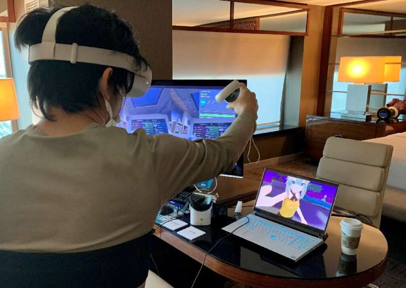 Takuma Iwasa, PDG de Shiftall, démontre le Haritora X, un système de suivi du corps complet pour la réalité virtuelle, au Consumer Electr