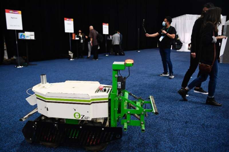 Le robot agricole autonome Naio Technologies OZ440 peut désherber ou biner un champ