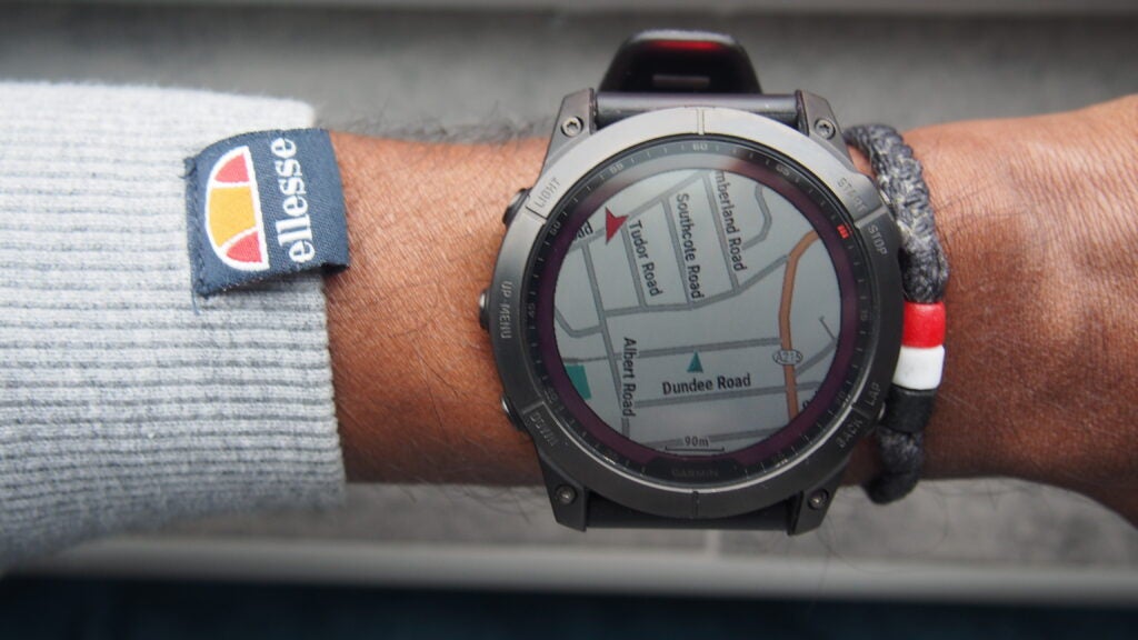 Garmin Fenix 7X montrant le système GPS sur l'écran.