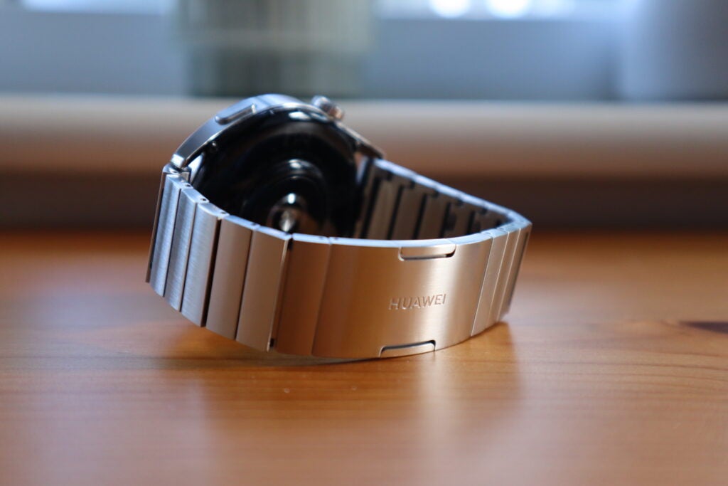 Le logo Huawei figure sur le fermoir de la Watch GT 3 en acier inoxydable.