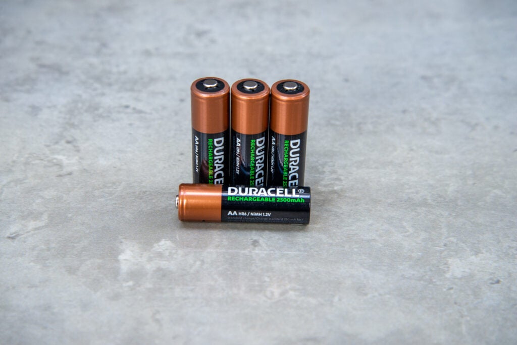 Duracell Rechargeable AA 2500mAh une pile couchée