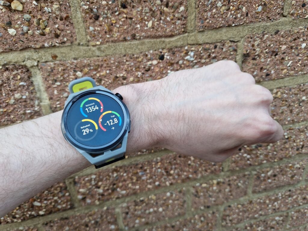 La Huawei Watch GT Runner affiche quelques données sur la condition physique.