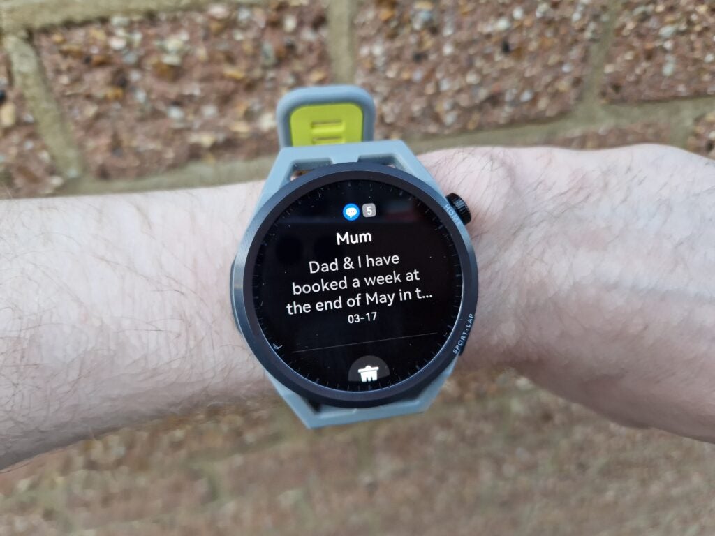Huawei Watch GT Runner affiche un message texte
