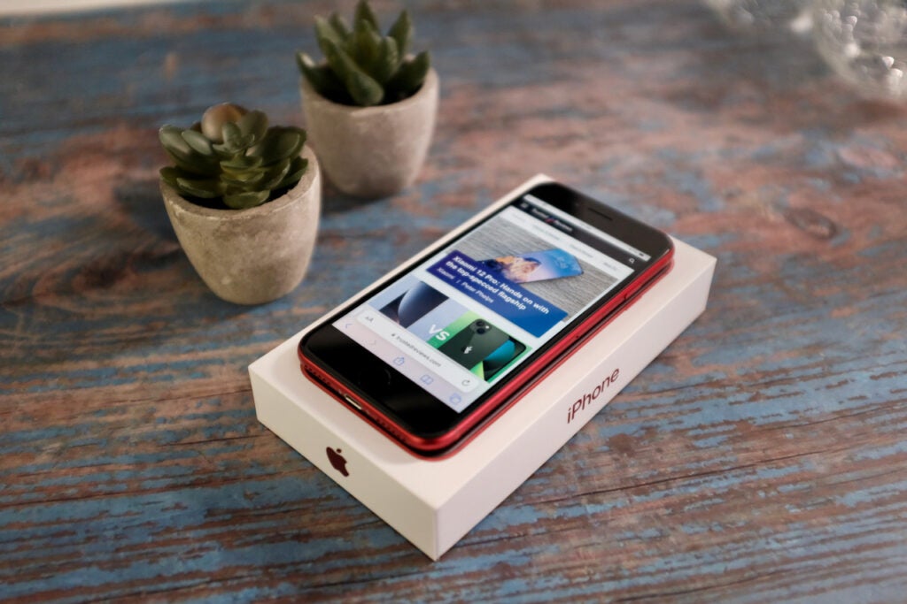 L'iPhone SE 2022 en rouge, avec sa boîte