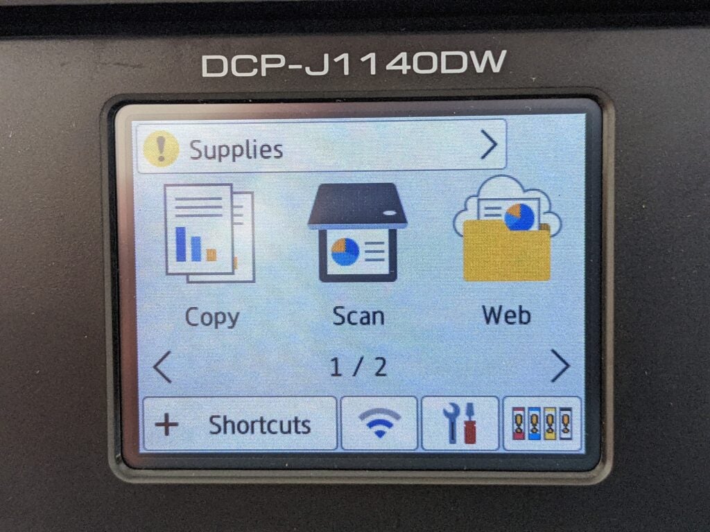 L'écran tactile de Brother DCP-J1140DW est utilisé pour naviguer dans les fonctions.