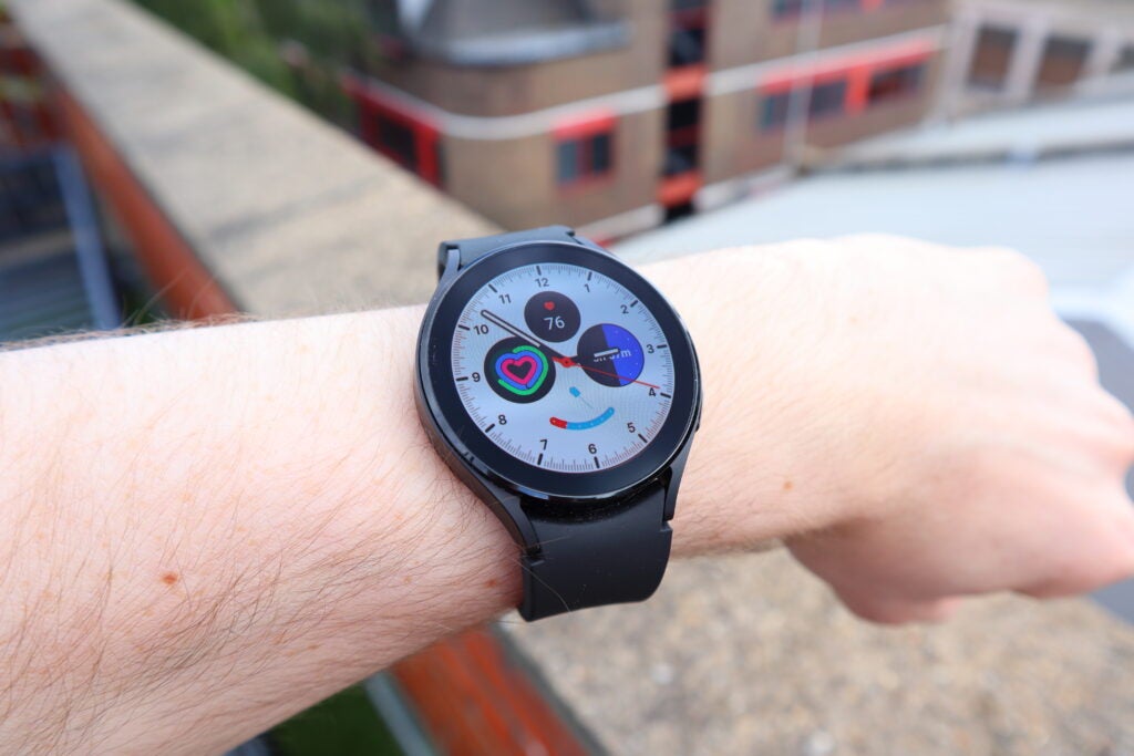 Un visage de montre traditionnel de la Galaxy Watch 4 avec plusieurs complications