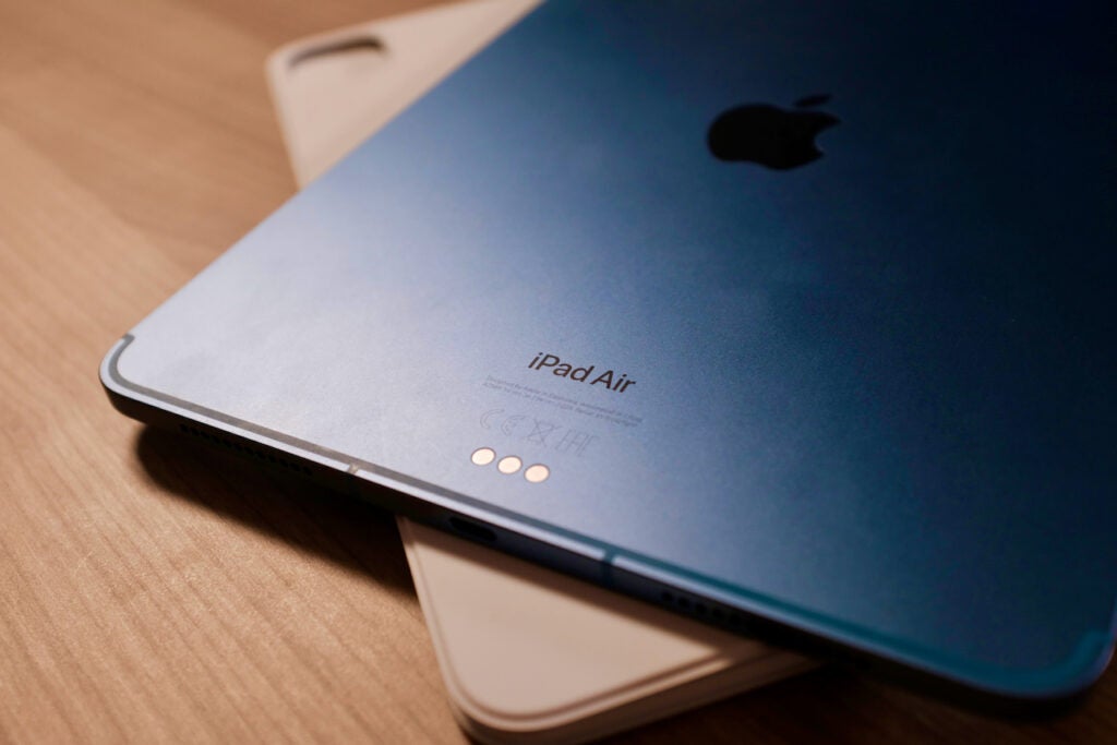 Le dos de l'iPad Air 2022 en bleu avec le Smart Connector.
