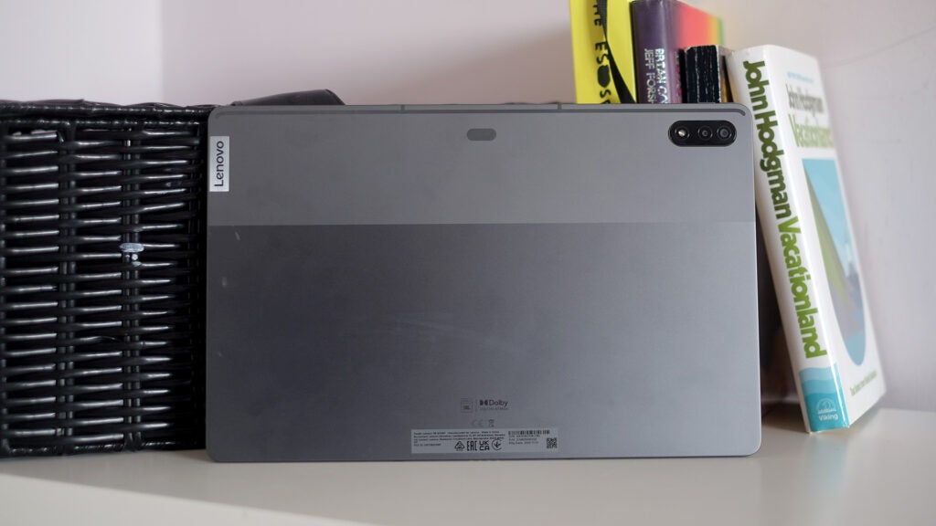 À 565 g, le poids de la Lenovo Tab P12 Pro est presque identique à celui de la Samsung Galaxy Tab S8 Plus.