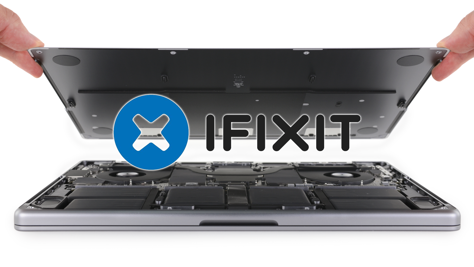 Un MacBook Pro 14 pouces (modèle 2021) ouvert avec le logo iFixit.