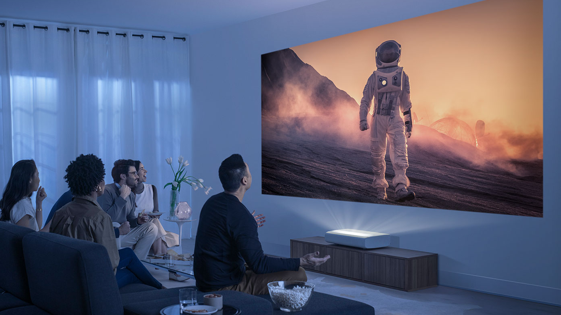 Des personnes regardent un film avec le projecteur à focale ultra-courte Samsung Premiere.