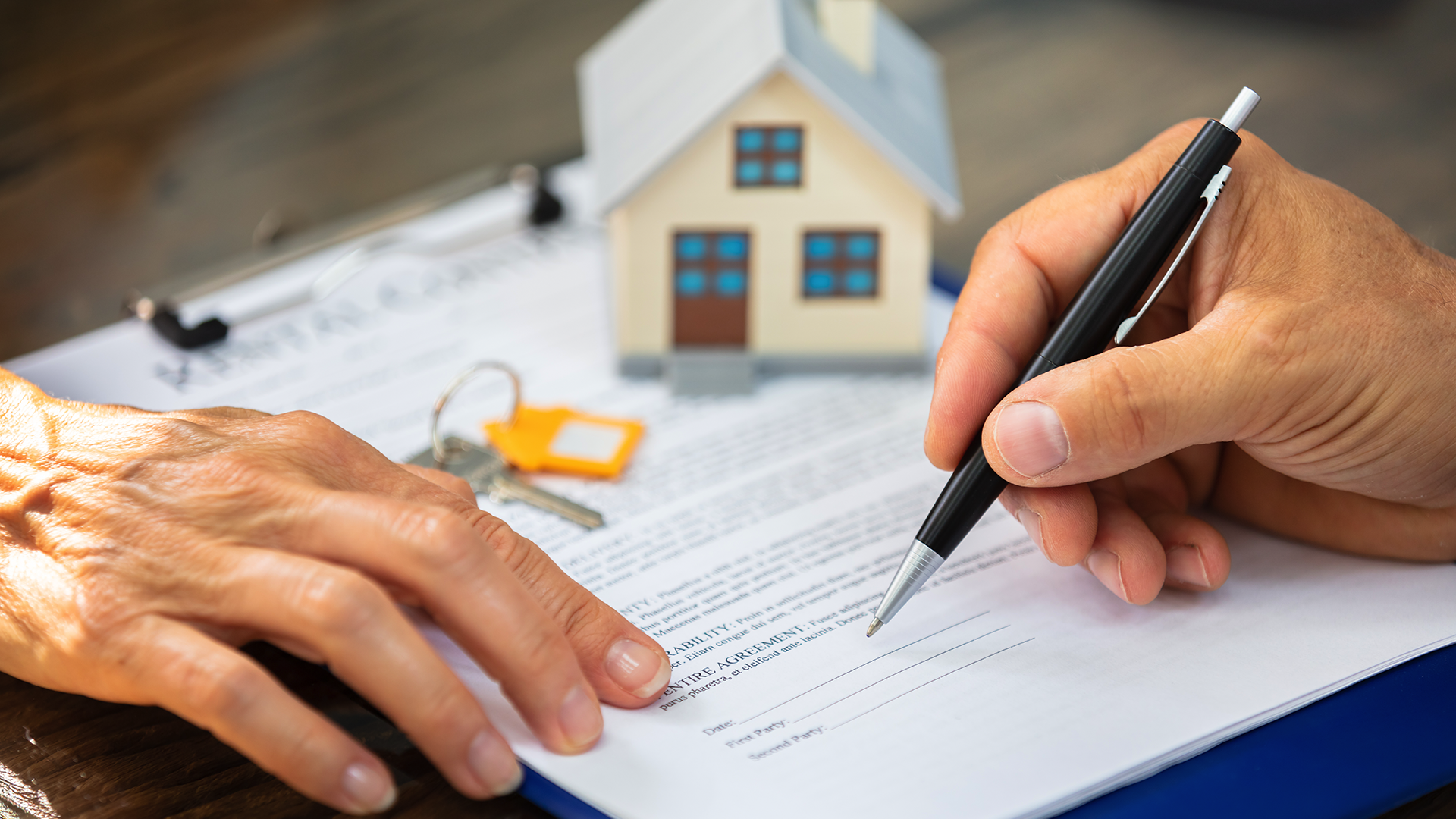 Une personne qui signe un acte ou un contrat pour une maison.