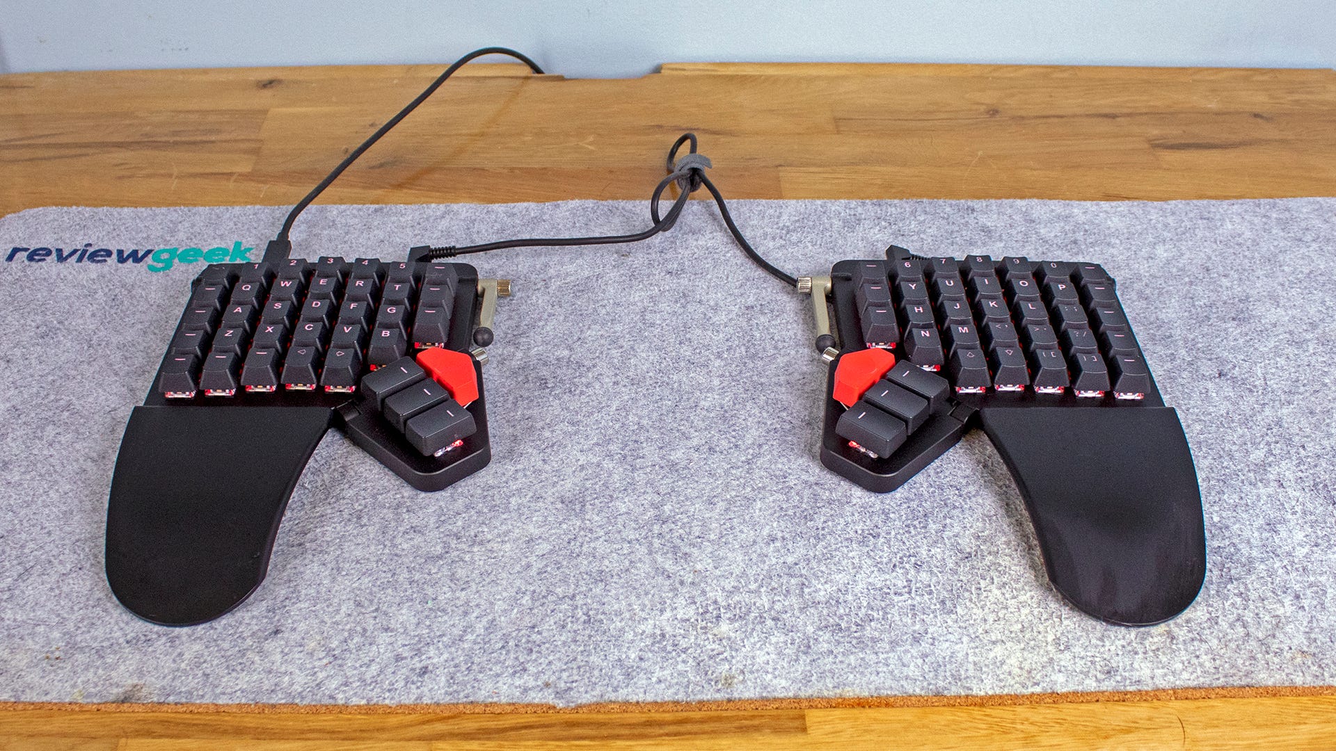 Un clavier Moonlander sur un tapis de bureau en feutre