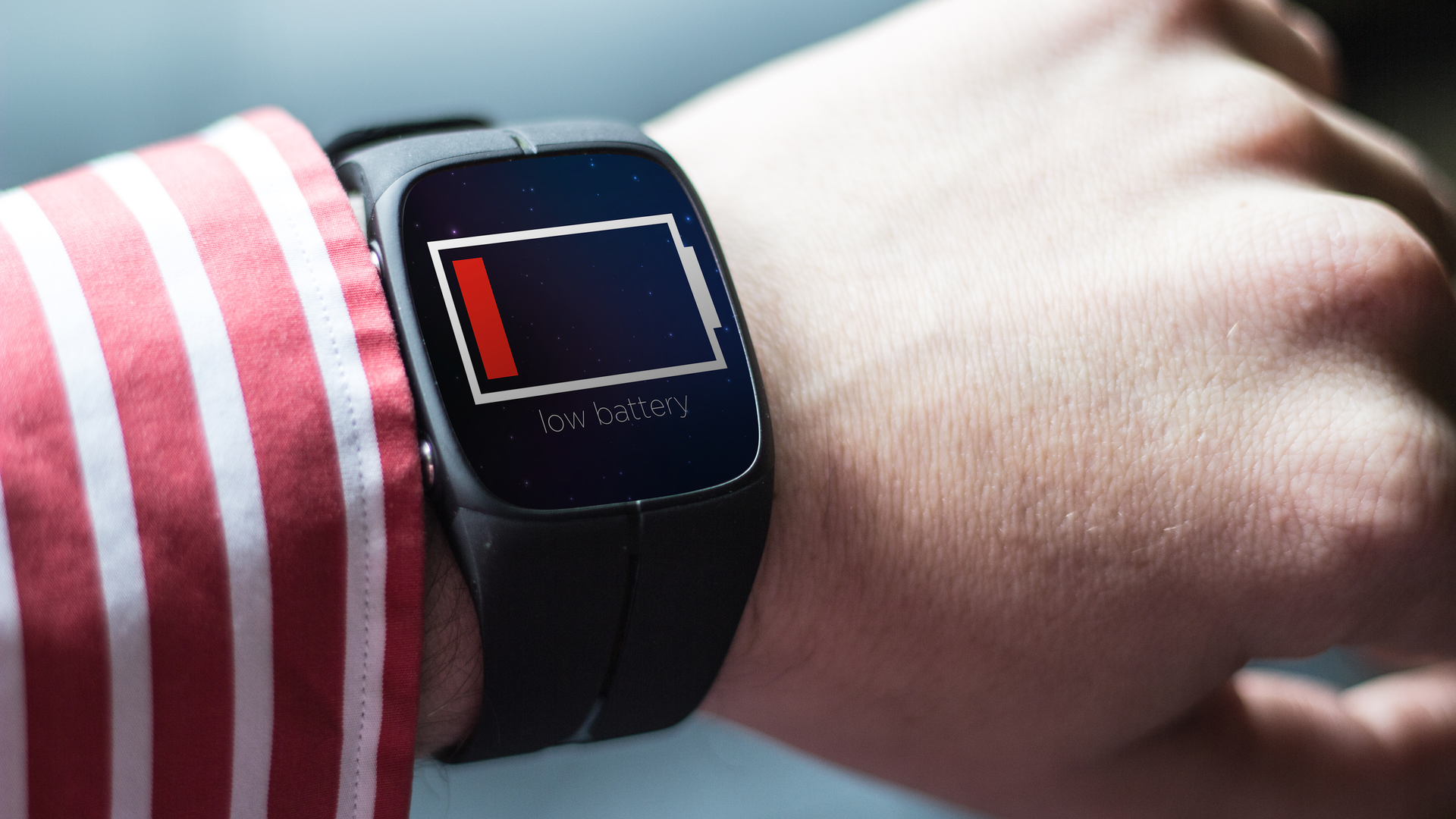 concept de style de vie : smartwatch à faible batterie. Les graphiques de l'écran sont inventés.