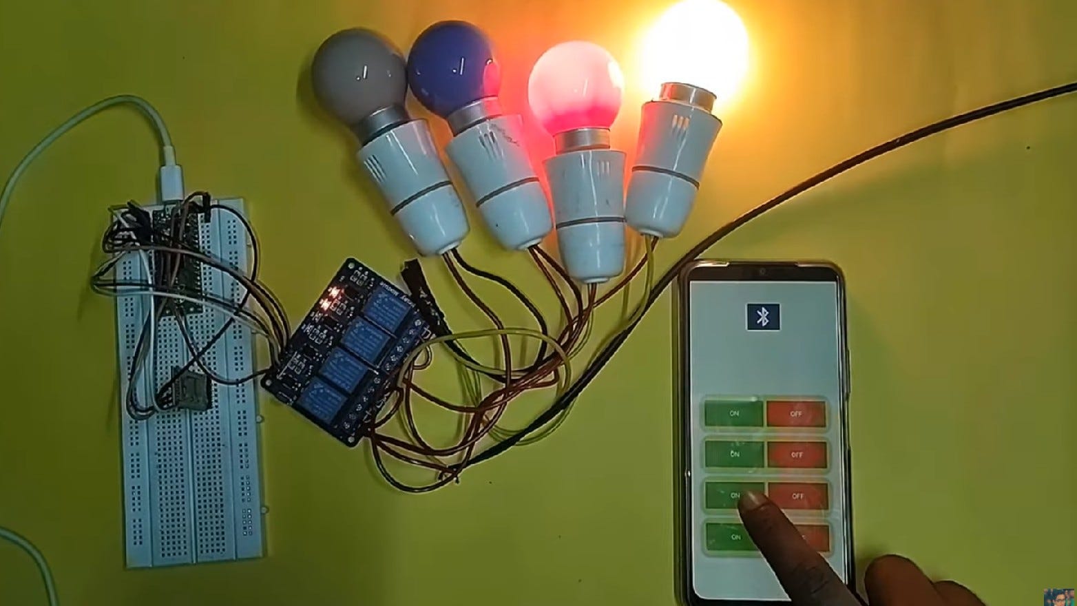 Un contrôleur d'ampoule intelligente alimenté par un Pi Pico